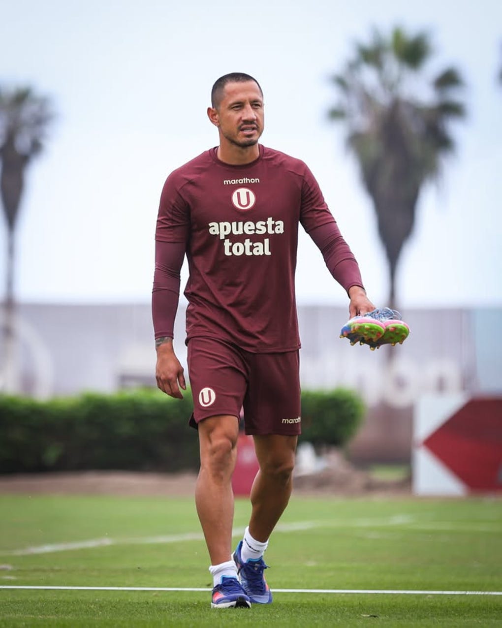 El exdelantero del Milan llegando al campo de entrenamiento en Campomar.