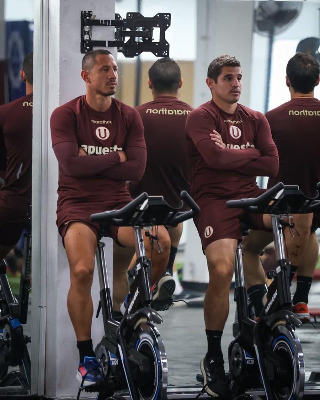 Gianluca Lapadula junto a Aldo Corzo en el gimnasio de Campomar.