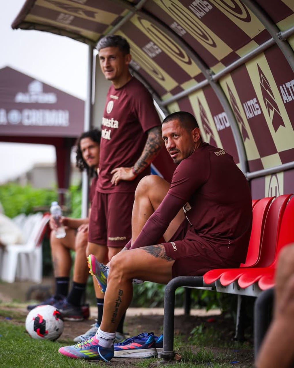 Gianluca Lapadula junto a sus compañeros de equipo cambiándose para el inicio de las prácticas.