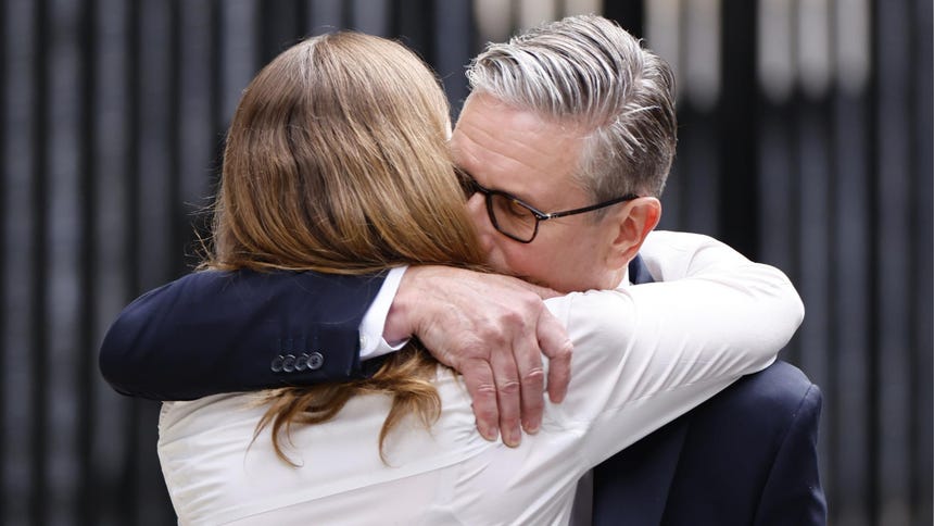 Keir Starmer abraza a su esposa Victoria tras anunciar su dimisión al cargo de primer ministro. 