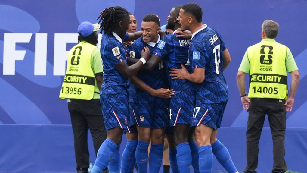 Kylian Mbappé celebra su gol con sus compañeros.