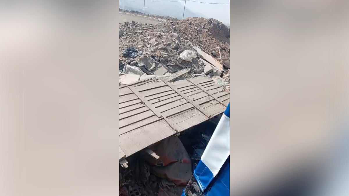 Hay muchos objetos tirados en la tierra en esta zona de Huachipa