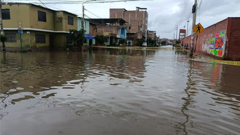 Las zonas urbanas también son afectdas con las fuertes lluvias durante los fenómenos que se anucian.
