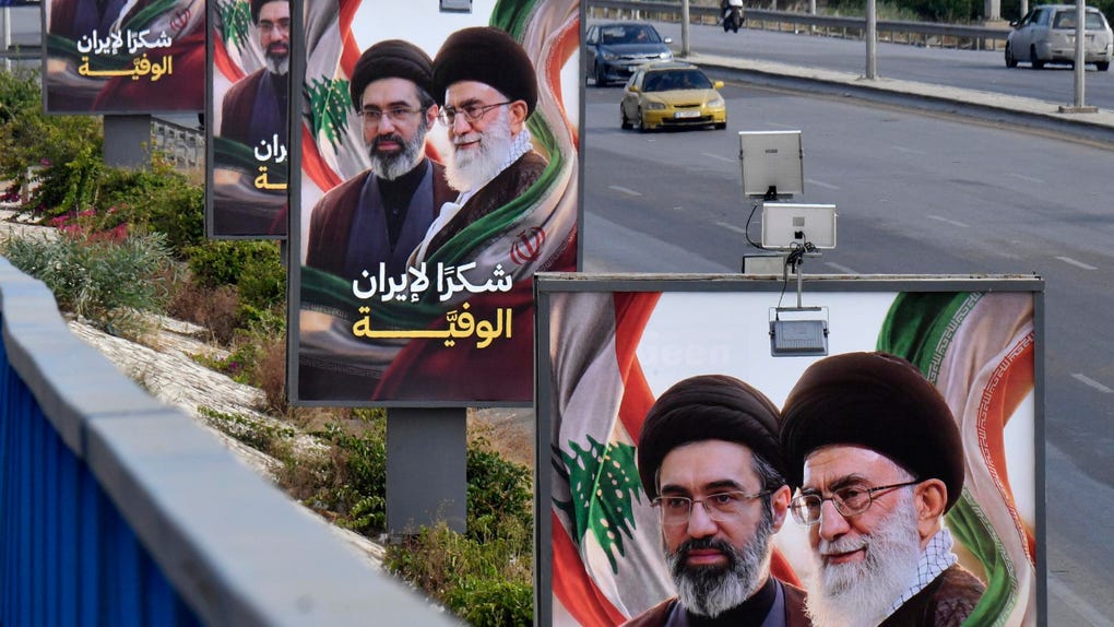 Vallas publicitarias con retratos del nuevo Líder Supremo de Irán, el ayatolá Mojtaba Khamenei y su padre, el difunto Líder Supremo Ali Khamenei en la autopista de Beirut.