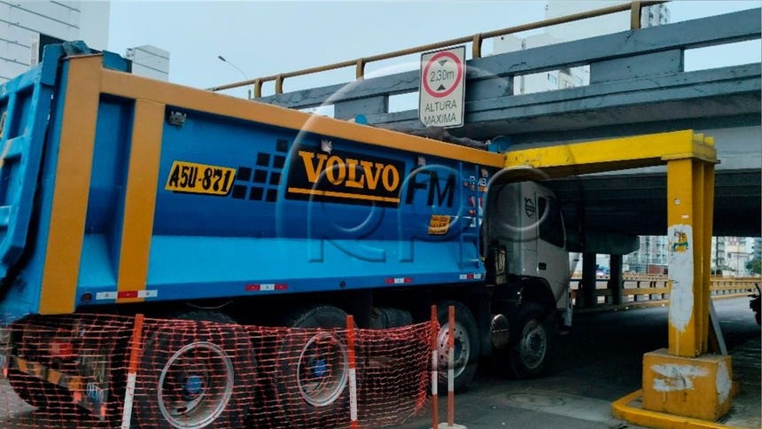 Así quedó el tráiler tras el accidente.