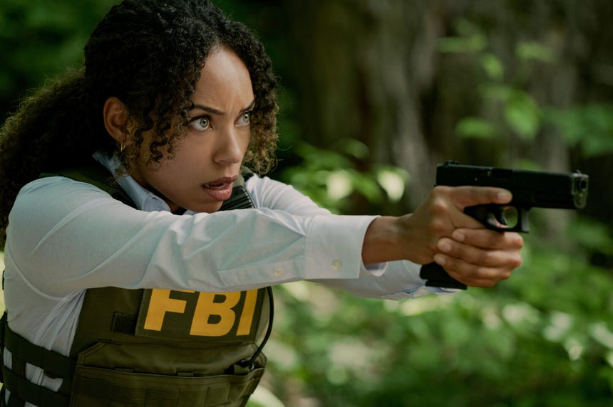 Logan Browning interpreta a la agente Sarah Greer, integrante de la Fuerza de Tarea de Fugitivos del FBI.