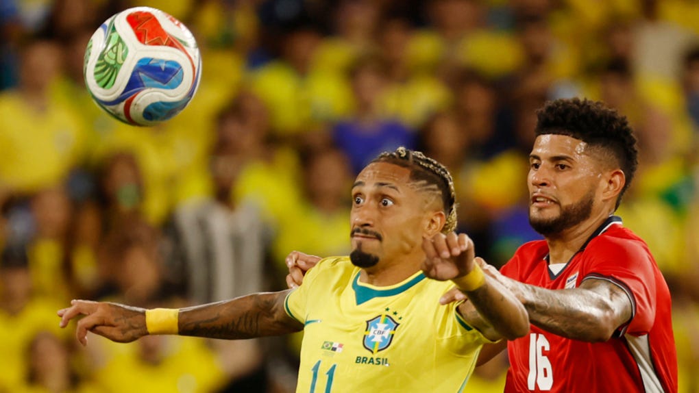 Raphinha de Brasil disputa el balón en el Mundial 2026.
