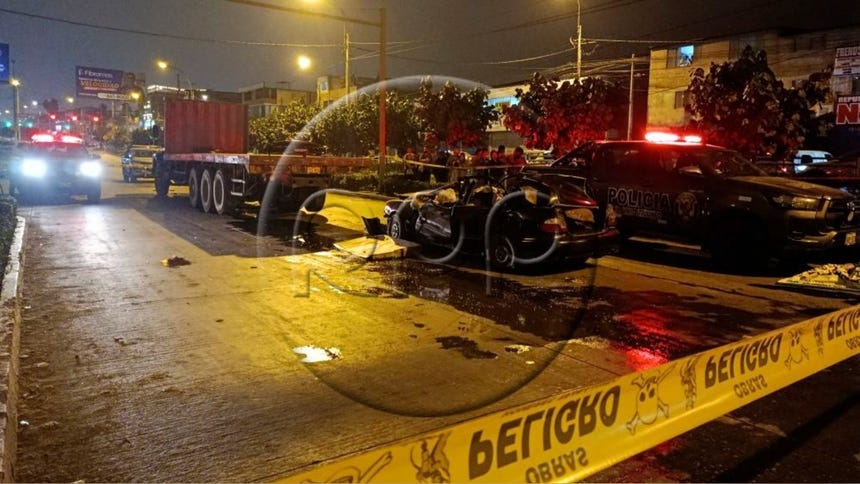 El automóvil quedó completamente destrozado.