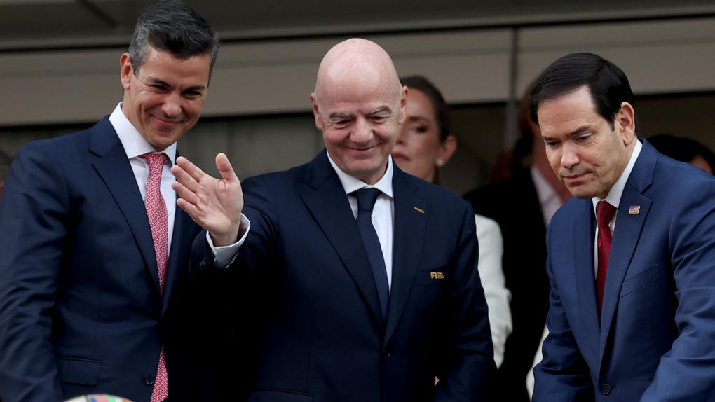Gianni Infantino junto al Presidente de Paraguay, Santiago Pena y al secretario de estado de Estados Unidos, Marco Rubio.