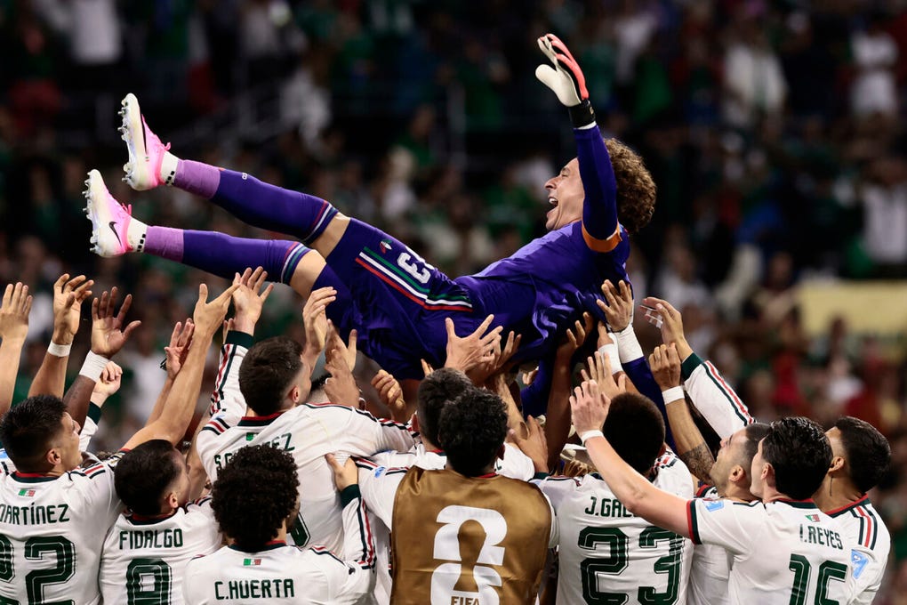 Jugadores cargan al Memo Ochoa tras la victoria sobre Chequia.