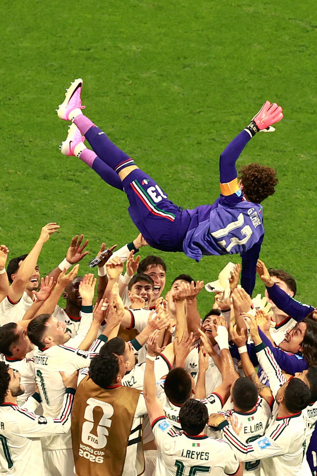 Memo Ochoa celebra con sus compañeros su sexta Copa del Mundo.