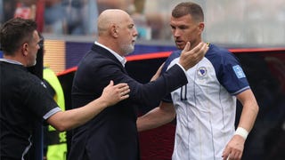 Dzeko explota con DT de Bosnia tras ser sustituido ante Qatar