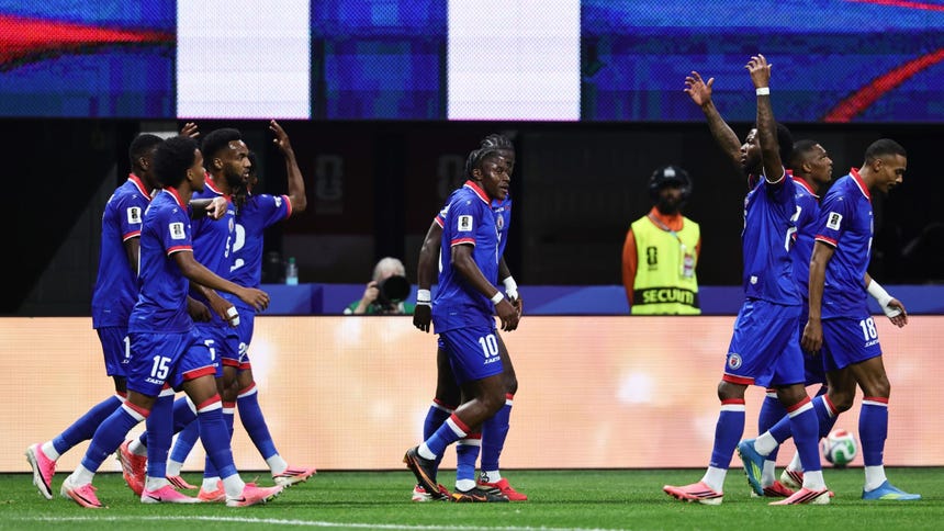 Los jugadores de Haití celebran después de anotar el 0-1 ante Marruecos