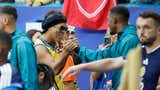 El amuleto de la Canarinha: Ronaldinho acompañó a Brasil en la salida al campo de juego
