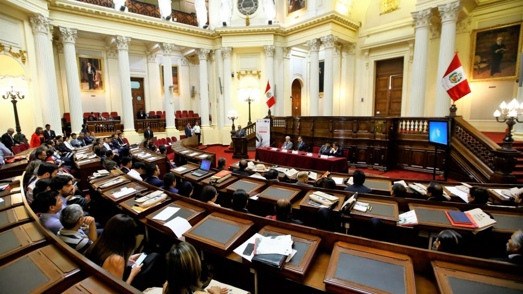 Fuerza Popular lidera la cámara alta con 22 escaños. Tres nuevas bancadas debutan en el Parlamento y seis senadores declararon sentencias ante el JNE.