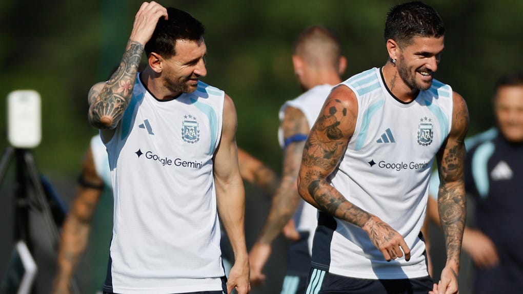 Lionel Messi y Rodrigo De Paul durante el entrenamiento en el día del cumpleaños de Lionel Messi.