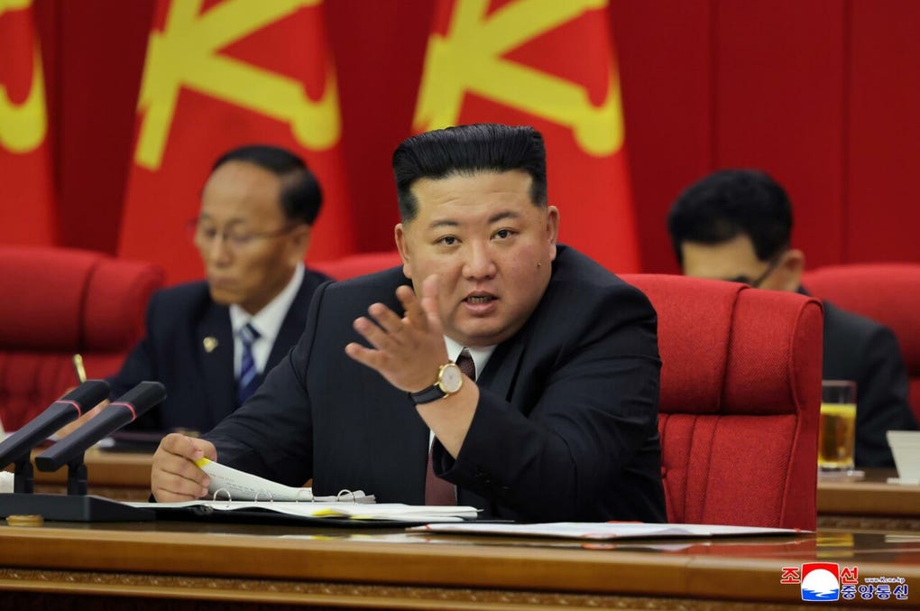 Corea del Norte planea construir al menos dos navíos de guerra de 5 000 toneladas o más anualmente y equiparlos con armamento nuclear, desveló durante una ceremonia de puesta en servicio de un destructor el líder norcoreano, Kim Jong-un, según informó este miércoles la agencia oficial norcoreana KCNA.