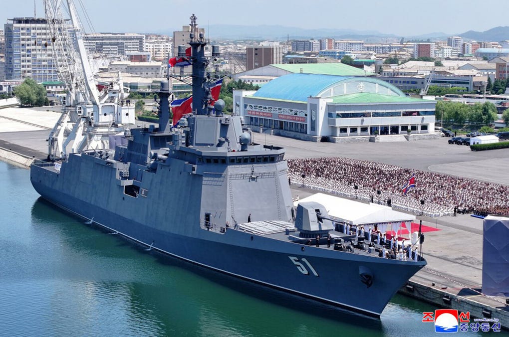 El destructor Choe Hyon entró al servicio de la marina norcoreana el martes tras la ceremonia en la ciudad portuaria de Nampo, según KCNA, un evento en el que Kim subrayó los planes de Pyongyang de construir anualmente dos buques de igual o mayor tonelaje incluidos cruceros de 10 000 toneladas.