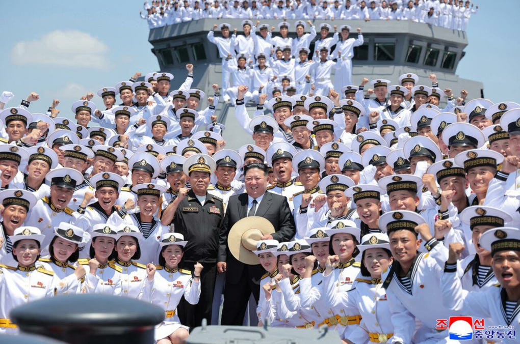 El plan para equipar a la Armada con armamento nuclear avanza según lo planeado, subrayó Kim, y destacó que las capacidades marítimas de Pyongyang le permitirán adoptar un papel fuerte y confiable en la disuasión nuclear.