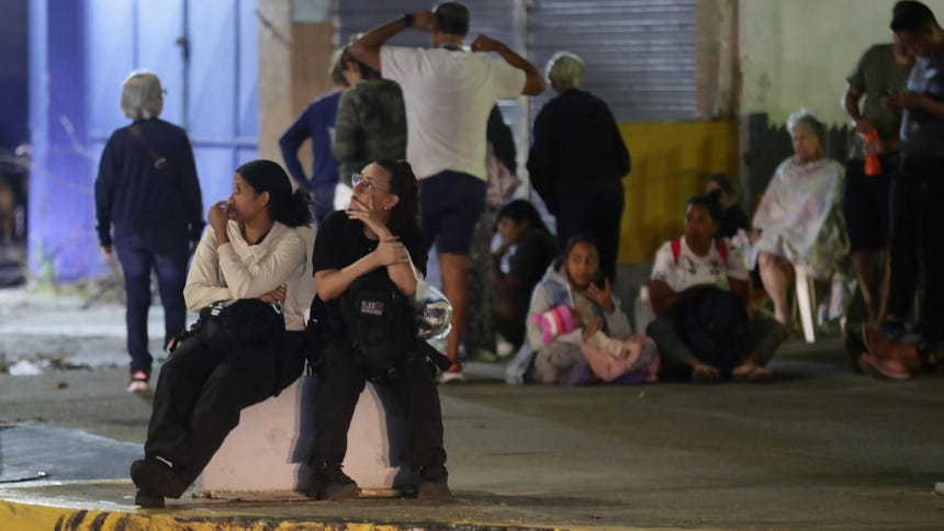 Caraqueños esperan afuera de sus viviendas tras los dos fuertes terremotos.