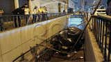 Automóvil fuera de control se despistó y cayó al acceso peatonal de la Estación Central del Metropolitano