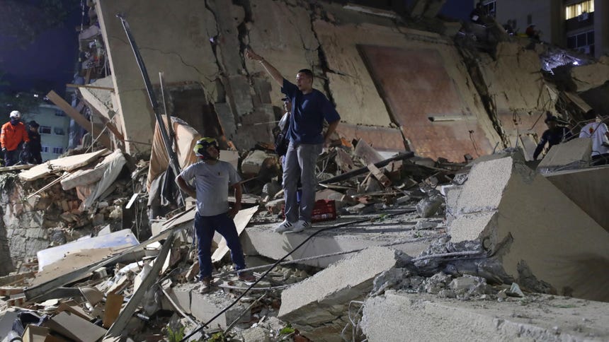 Integrantes de cuerpos de emergencia buscan víctimas luego de dos fuertes terremotos sacudieron el Caribe venezolano en Caracas.