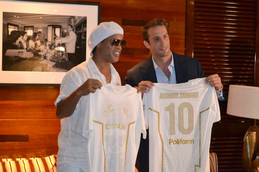 El astro brasileño Ronaldinho Gaúcho anunció en Miami su regreso al fútbol profesional a los 46 años, de la mano del Ravenna FC -de la Serie C italiana-, un proyecto que calificó de ambicioso y con el que aseguró estar ansioso por volver a pisar el césped.