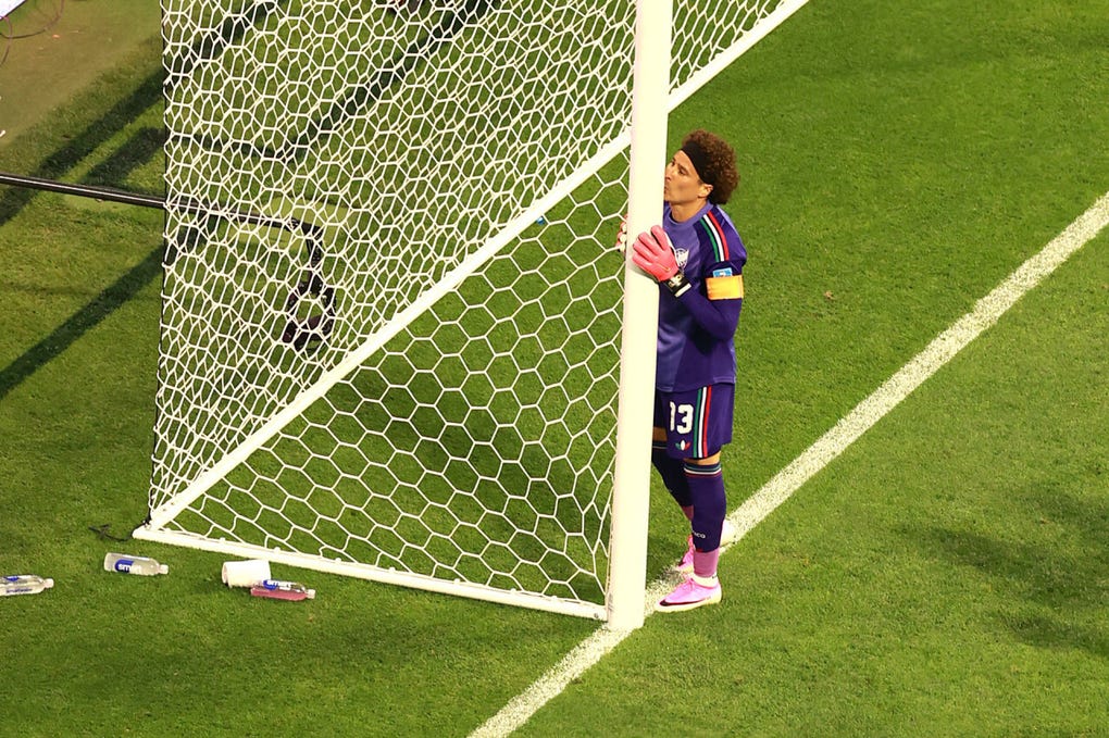Memo Ochoa besa el poste tras el partido ante Chequia por el Mundial 2026.