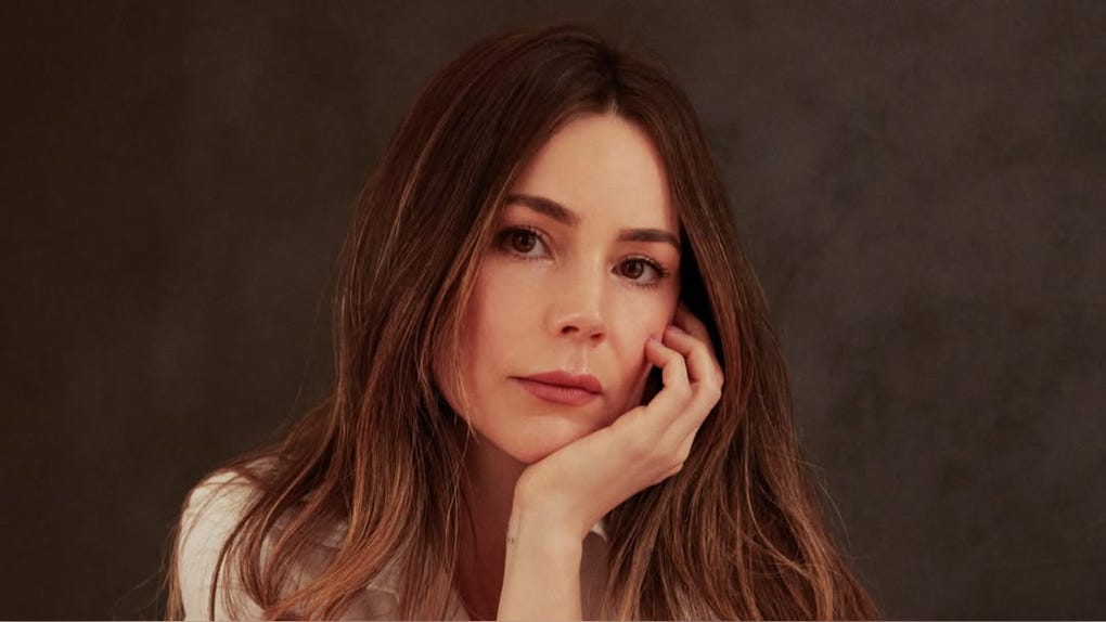 Camila Sodi es una actriz, cantante y escritora mexicana, miembro de la famosa familia artística Sodi; es sobrina de la cantante Thalía. Estuvo casada con el actor Diego Luna.