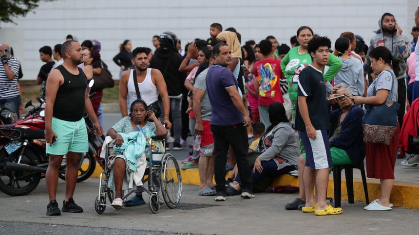 Personas evacuan los edificios en Caracas tras el terremoto de magnitud 7,5 registrado en el noroeste de Montalbo