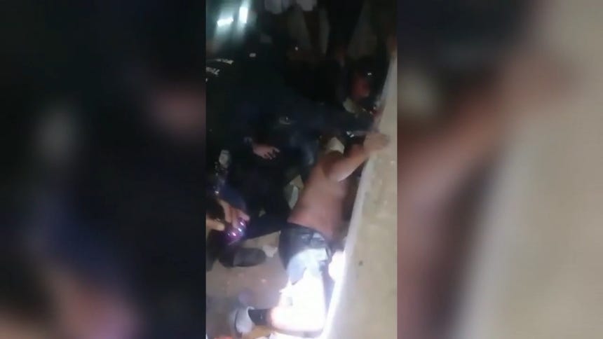Momentos del recate de una de las víctimas que quedó sepultada entre escombros. 