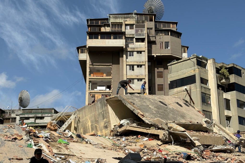 Caracas despertó este jueves entre escombros de edificios y restos de materiales que se desprendieron de cientos de inmuebles durante los dos fuertes terremotos que sacudieron el centro de Venezuela.