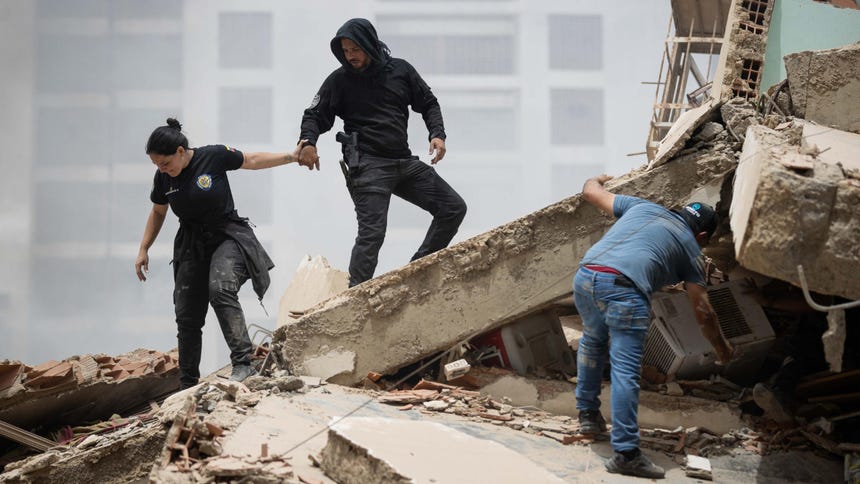 Las personas buscan a sus familiares entre los escombros de los edificios derrumbados.