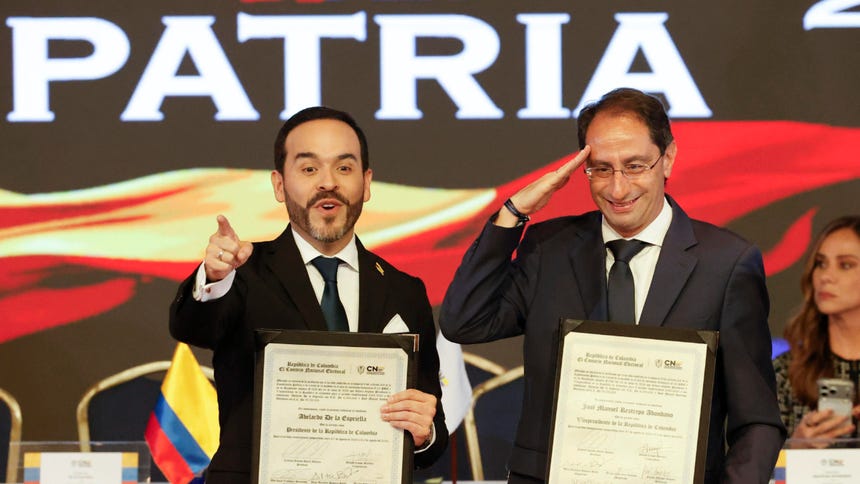 Abelardo de la Espriella (i) reacciona este jueves, junto a su fórmula vicepresidencial, José Manuel Restrepo, durante la entrega por parte del Consejo Nacional Electoral (CNE) de su credencial como presidente electo de Colombia tras ganar la segunda vuelta de las elecciones en Bogotá (Colombia).