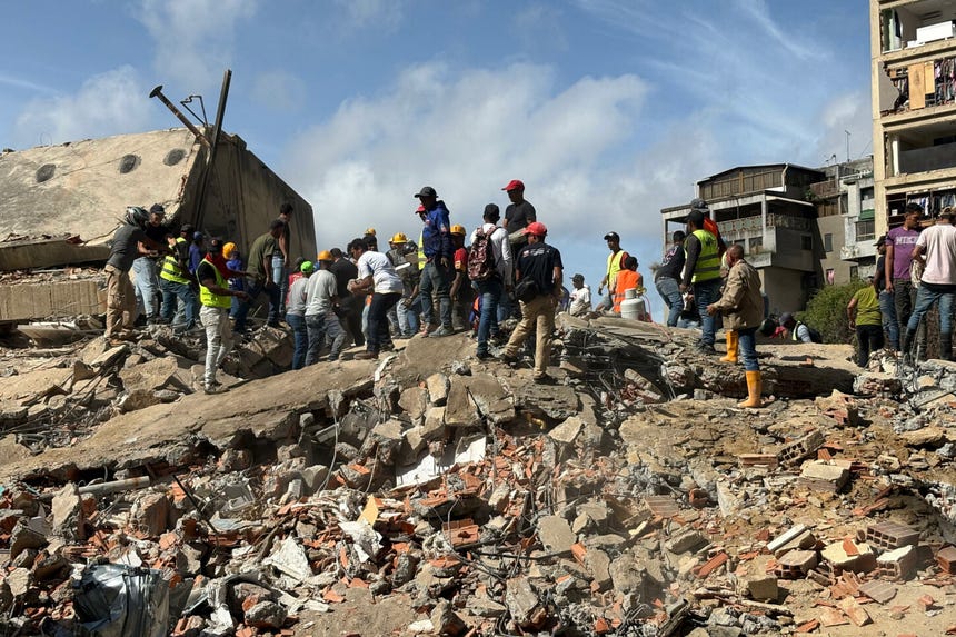 Vista de los daños registrados en varios edificios por los terremotos, en la localidad de Catia La Mar. 