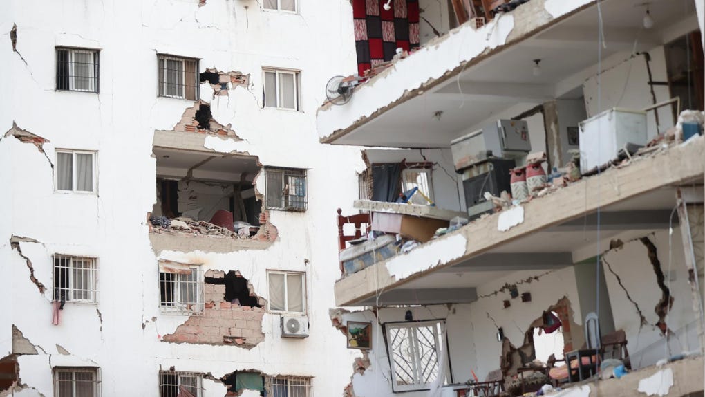 Vista de los daños registrados en varios edificios por los terremotos, en la localidad de Catia La Mar, en el estado costero de La Guaira.