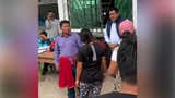 La Libertad: alcalde es paseado en polleras por pobladores que exigen construcción de colegio