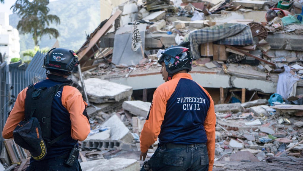 Integrantes de la Protección Civil participan este jueves en labores de remoción de escombros y búsqueda de sobrevivientes entre edificios colapsados por los terremotos, en el municipio de Chacao, en el este de Caracas (Venezuela). 