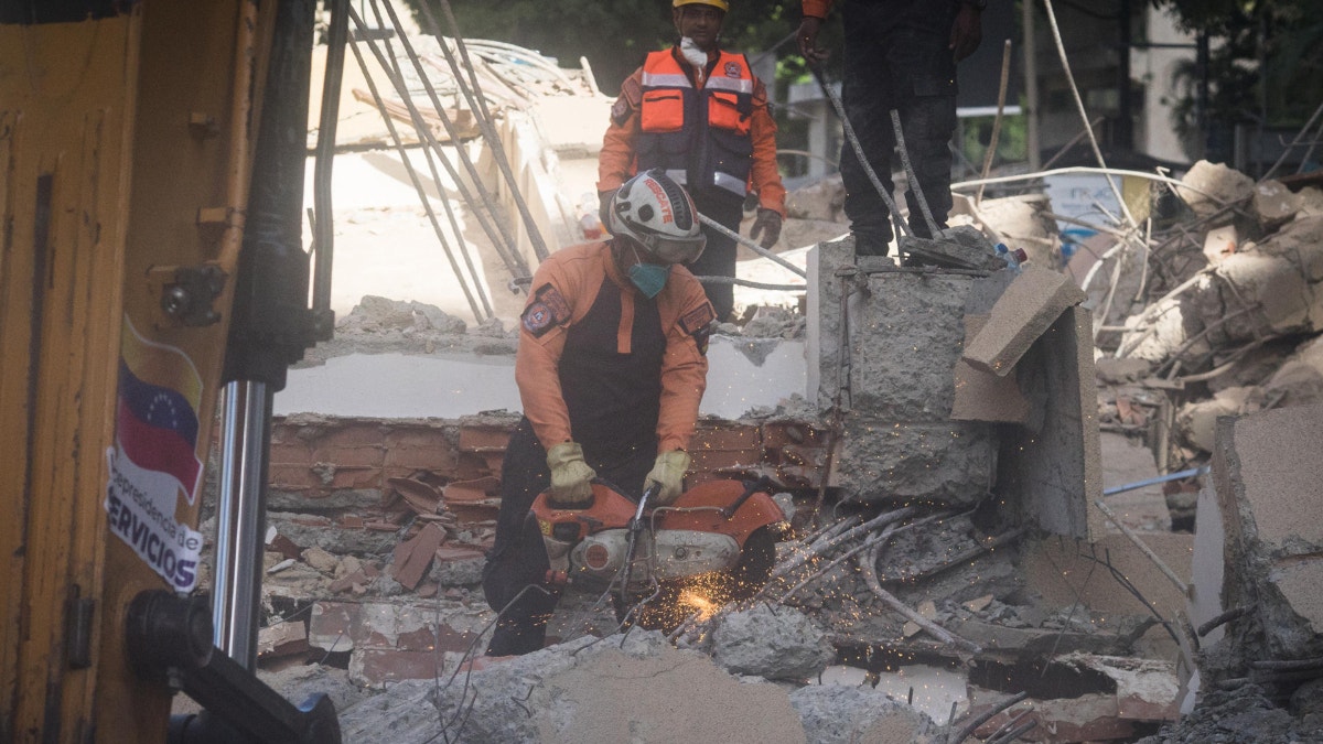 Venezuela: edificio de ocho pisos colapsó en Caracas tras fuertes terremotos [VIDEO]