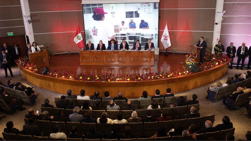 La ceremonia se lleva a cabo en el Colegio Médico del Perú y es encabezada por el presidente del JNE, Roberto Burneo.
