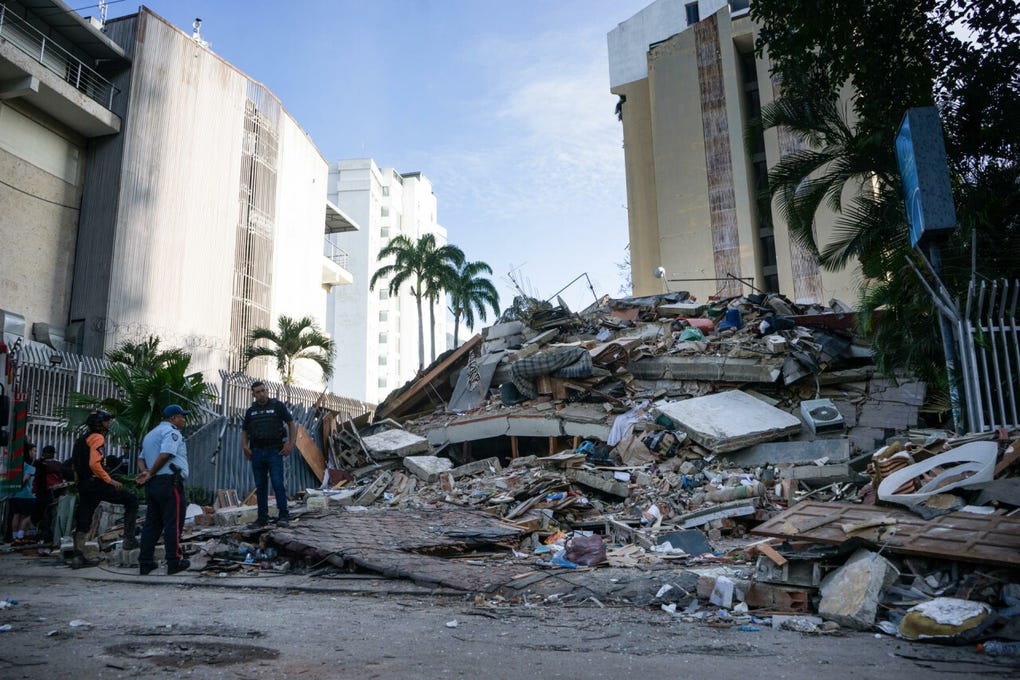 En otra zona del este caraqueño, los residentes de un edificio fuertemente afectado salían con maletas llenas de lo poco que lograron rescatar. Otras personas retiraban los escombros.