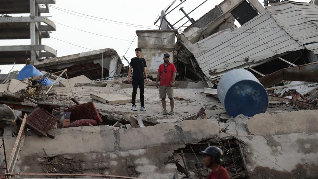 Residentes observan los destrozos causados en uno de los edificios dañados por los terremotos, en la localidad de Catia La Mar, en el estado costero de La Guaira (Venezuela) este jueves.
