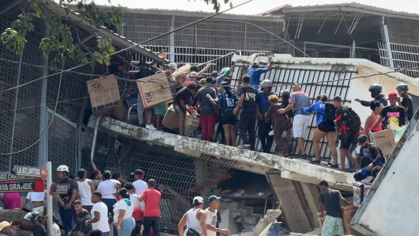Captura de pantalla que muestra a personas haciendo saqueos en un establecimiento comercial este jueves, en la localidad de Catia La Mar, en el estado costero de La Guaira (Venezuela).