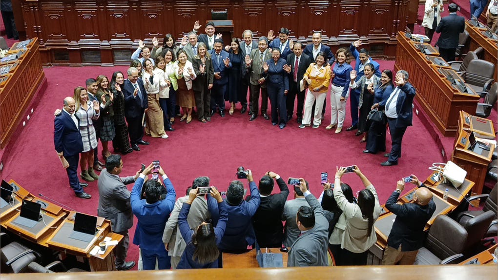 Al final del día, mientras algunos legisladores manifestaban reclamos por su desacuerdo con ciertos proyectos de ley, otros intercambiaban abrazos.