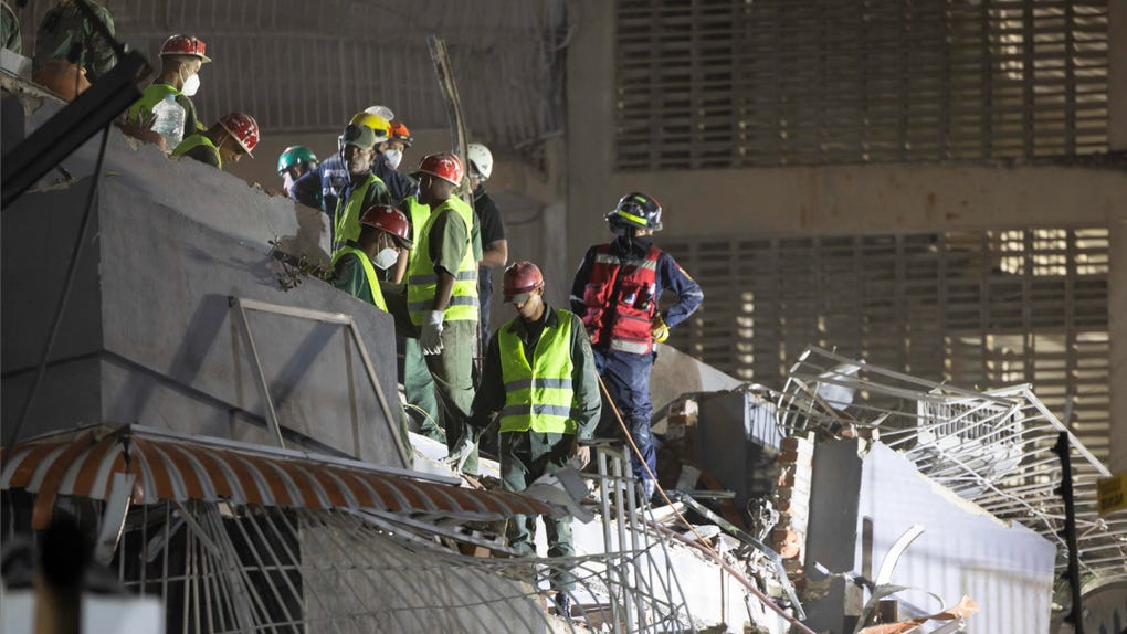 Los rescatistas trabajan contrarreloj para encontrar a sobrevivientes entre los escombros.