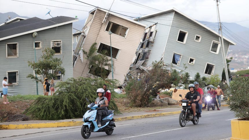 Vista de varios edificios dañados por los terremotos en la localidad de Catia La Mar, en el estado costero de La Guaira (Venezuela) este jueves.