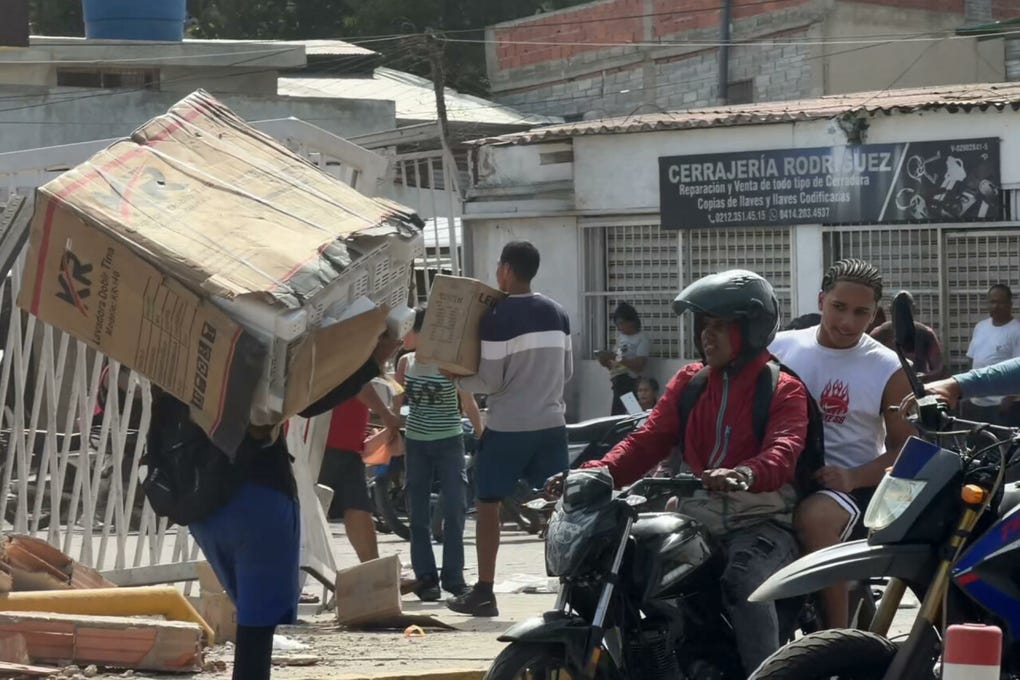 Decenas de personas asaltaron este jueves en la localidad venezolana de La Guaira (norte) varios de los comercios destruidos por dos terremotos ocurridos el miércoles en este país sudamericano, que ha vivido en las últimas horas una treintena de réplicas.