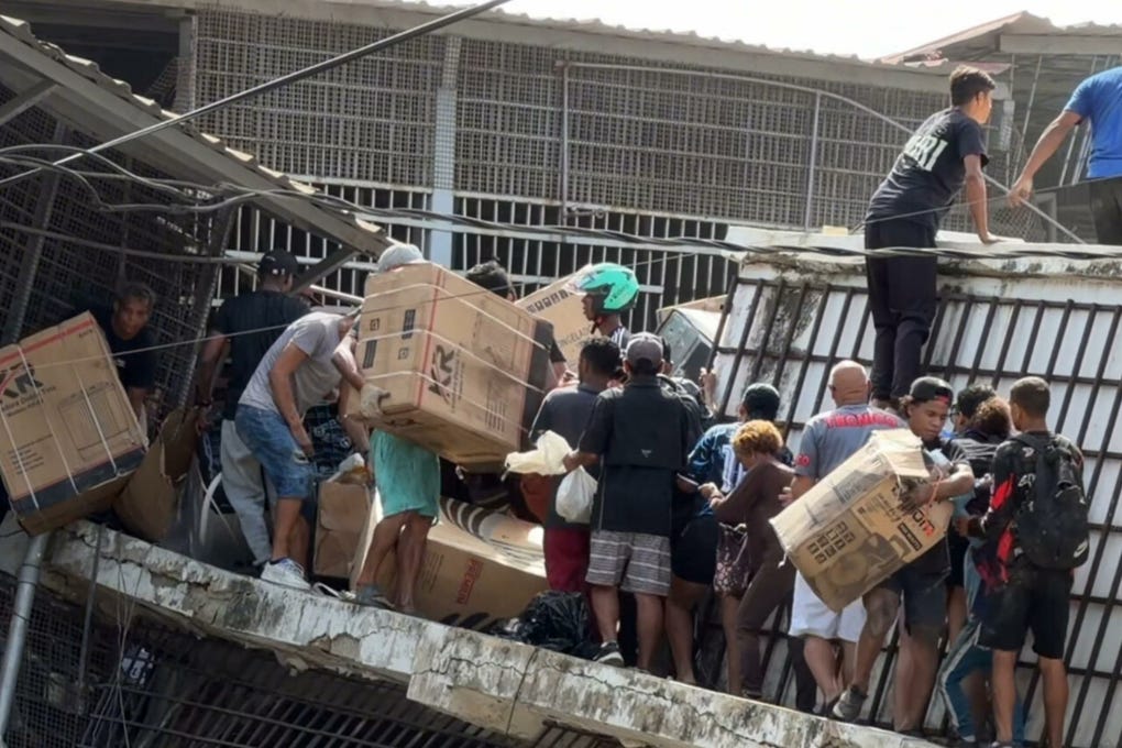 EFE pudo ingresar a una de las sedes de las franquicias de farmacias del país, Farmatodo, en la zona conocida como Caribe y observó cómo sus anaqueles quedaron totalmente vacíos. De un momento a otro (…) Comenzaron a romper una pared que es donde estaban chucherías (golosinas), refrescos y demás (…) y yo estaba aquí cargando mi teléfono, contó un residente.