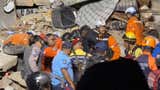 Los venezolanos pasan la noche fuera de sus viviendas por temor a réplicas y además colaboran en el rescate de víctimas.
