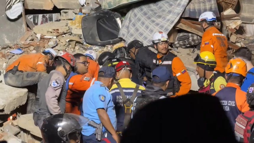 Los venezolanos pasan la noche fuera de sus viviendas por temor a réplicas y además colaboran en el rescate de víctimas. 